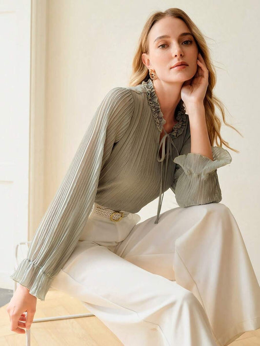 Blusa con cuello de lazo y volante texturizado