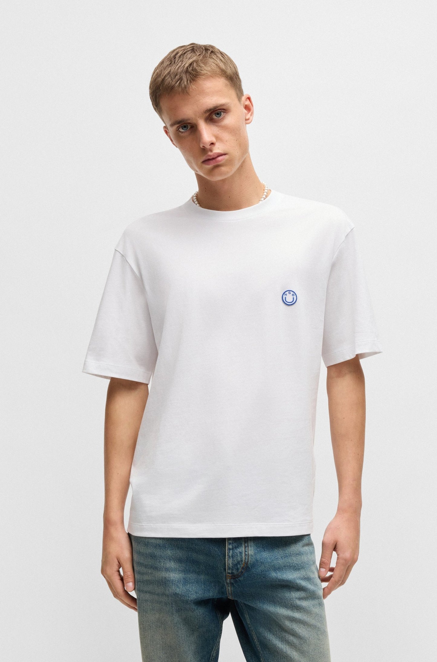 Franela cuello redondo con logo en parche