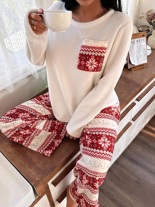 Pijama de felpa con bolsillo de color contrastante con diseño navideño de manga larga
