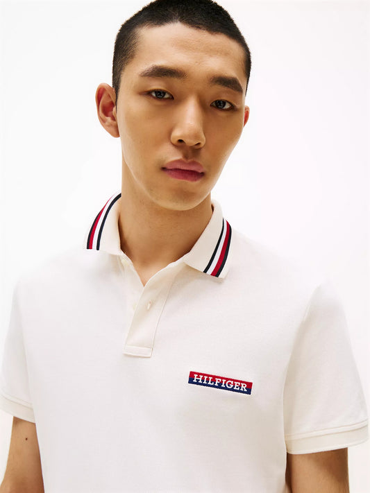 Chemise regular con cuello ribeteado y logo bordado