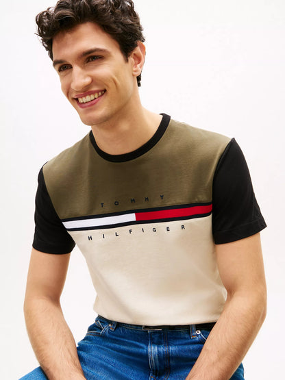 Franela con logo de bandera central y colores en bloque