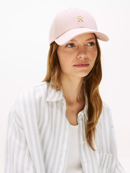 Gorra con logo en broche