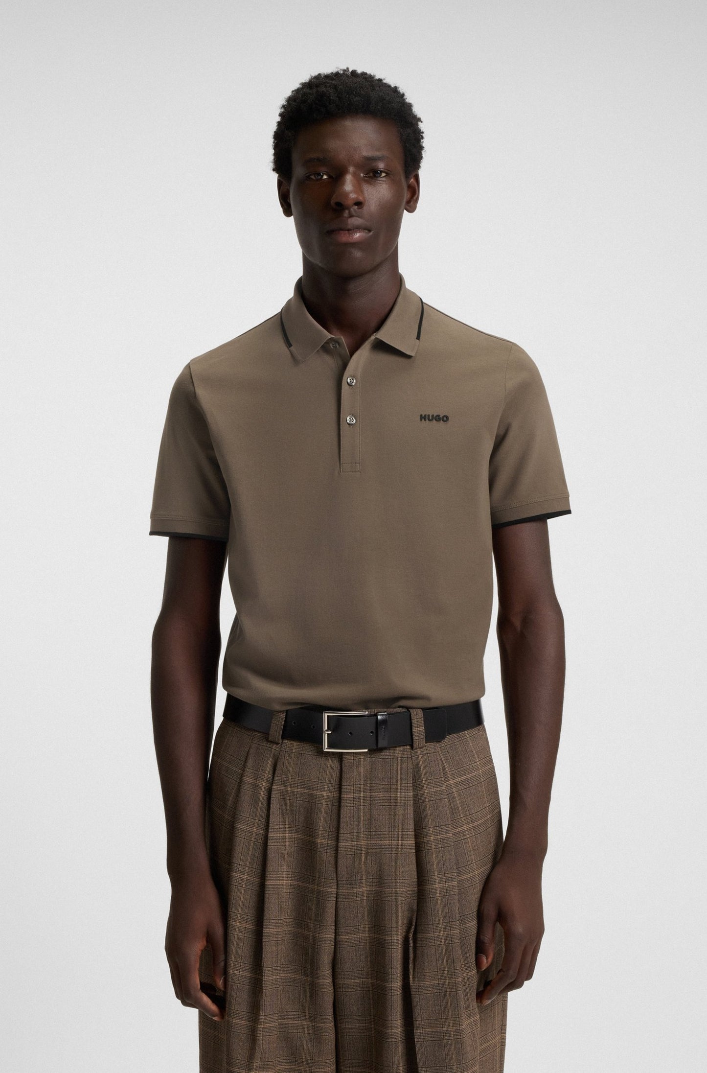 Chemise ajustada con cuello y mangas ribeteadas