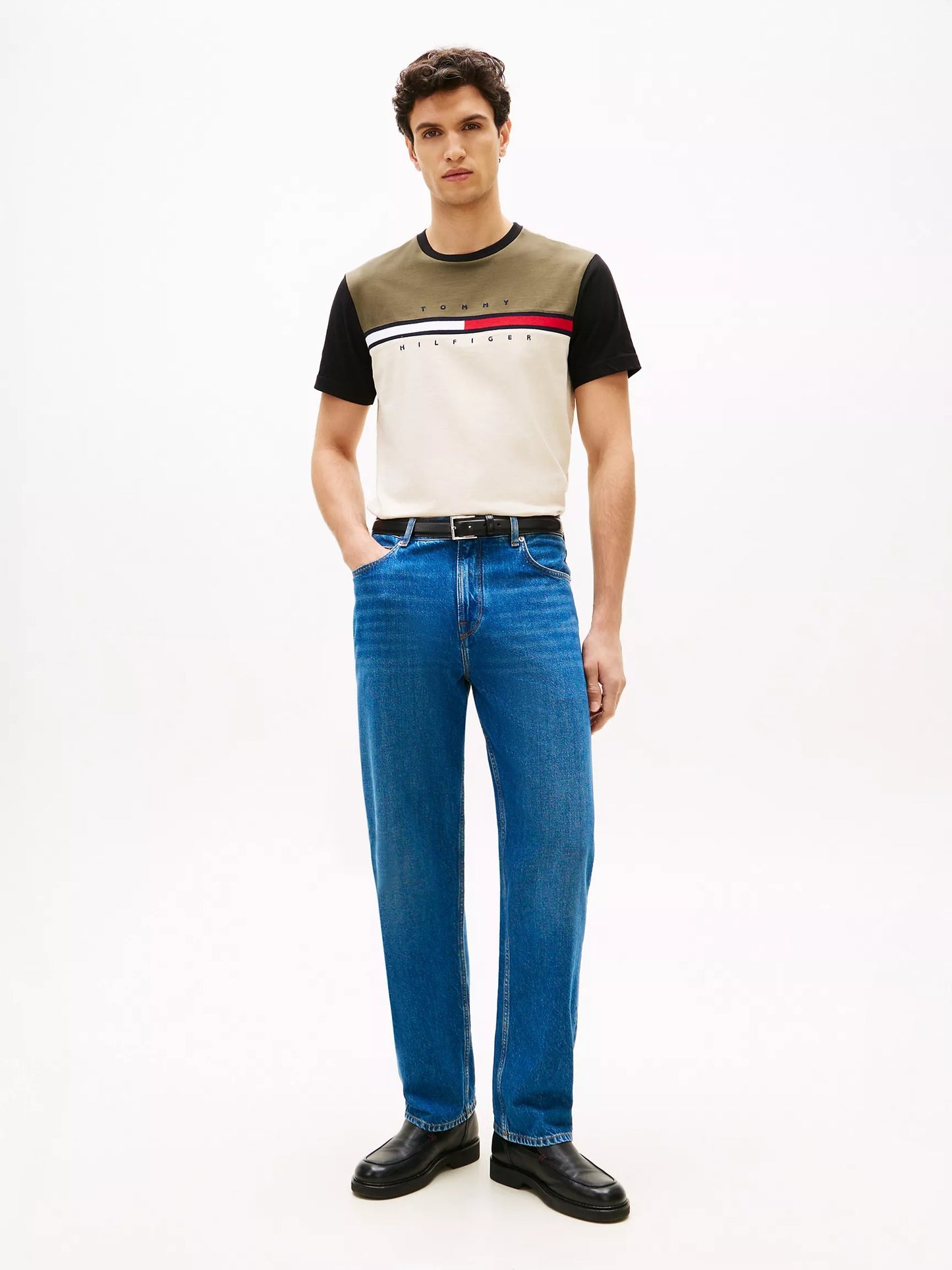 Franela con logo de bandera central y colores en bloque