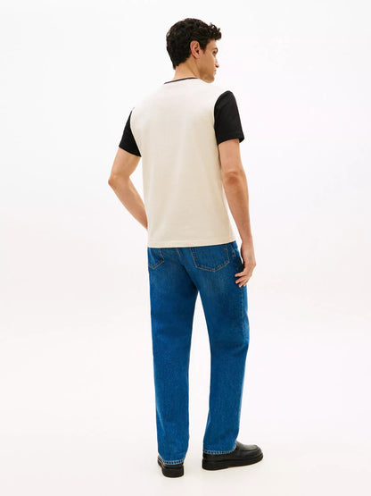 Franela con logo de bandera central y colores en bloque