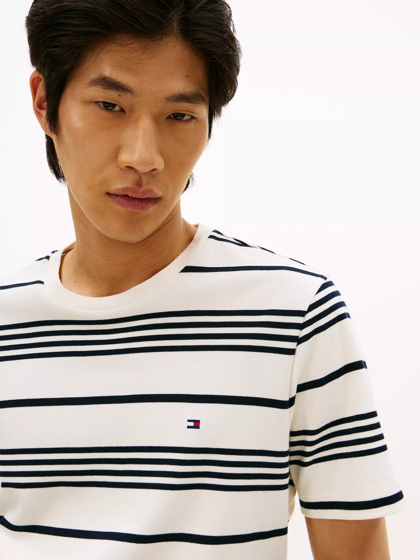 Franela cuello redondo con patrón de rayas