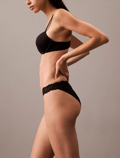Panty con encaje tipo bikiny