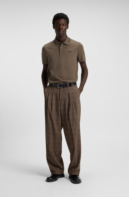 Chemise ajustada con cuello y mangas ribeteadas