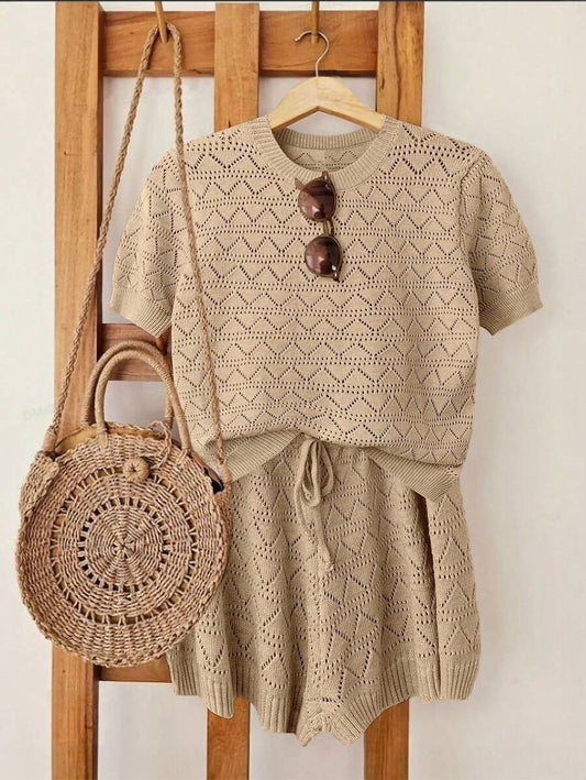 Conjunto de top y short  de punto de cuello redondo de manga corta con calado