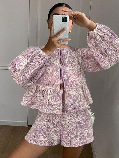 Conjunto de dos piezas con flores bordadas