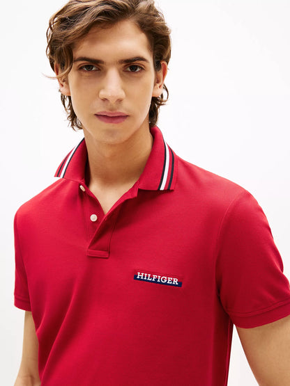Chemise regular con cuello ribeteado y logo bordado