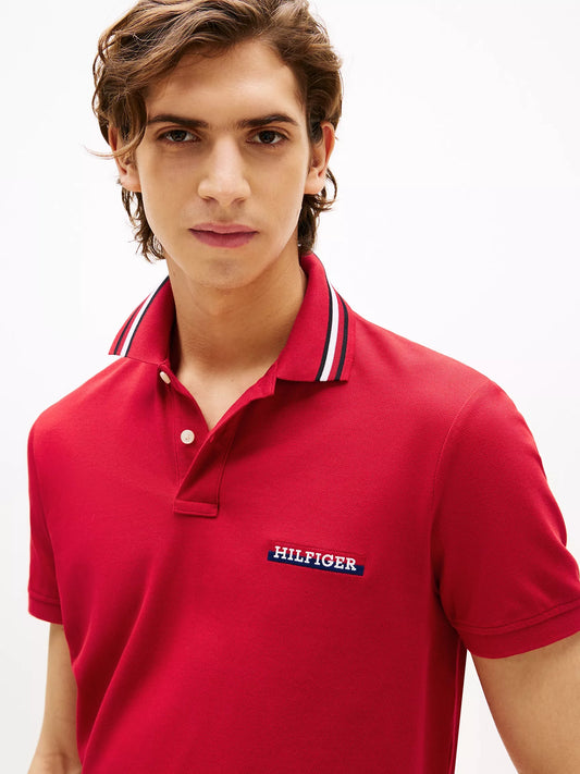 Chemise regular con cuello ribeteado y logo bordado