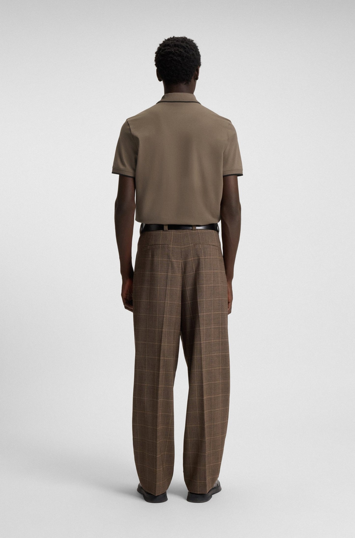 Chemise ajustada con cuello y mangas ribeteadas