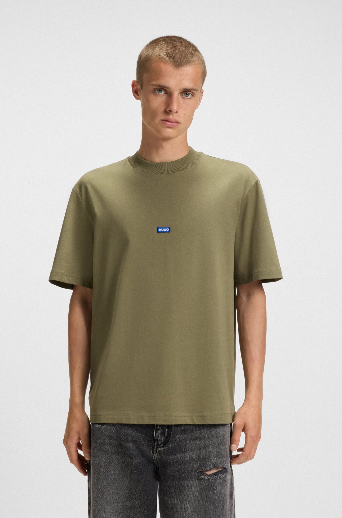 Franela cuello redondo con logo bordado central