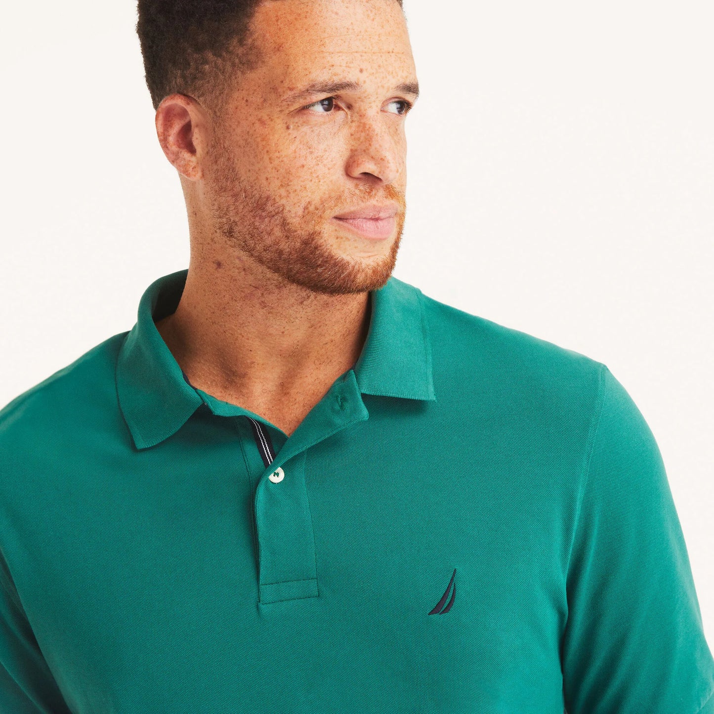 Chemise regular performance unicolor con logo para grandes