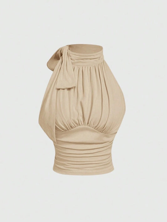 Top elegante sin mangas con cuello alto, lazo