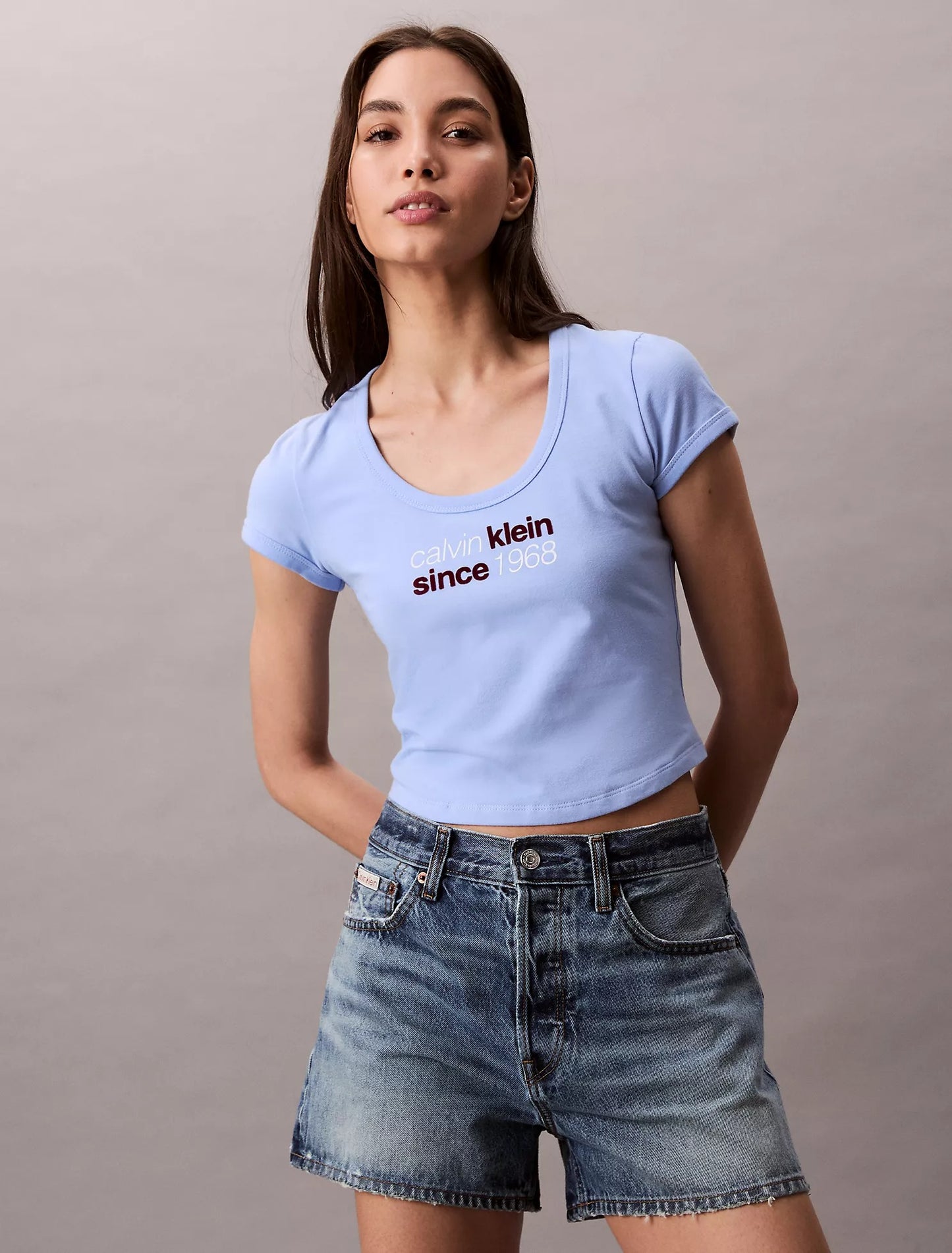 Franela ajustada y corta con estampado central