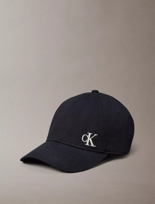 Gorra con logo bordado pequeño