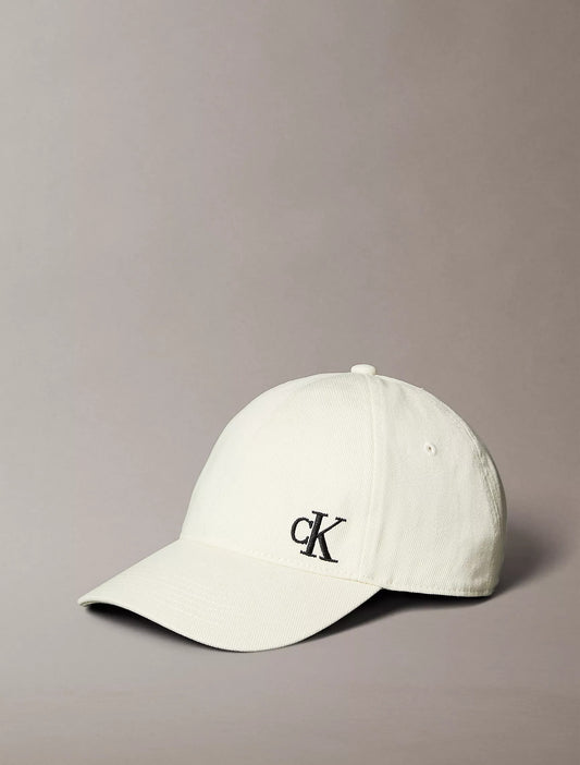 Gorra con logo bordado pequeño