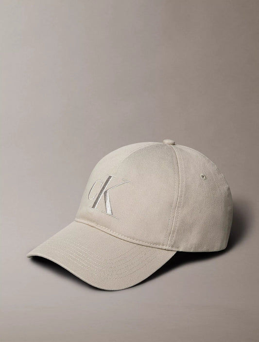 Gorra con logo bordado grande