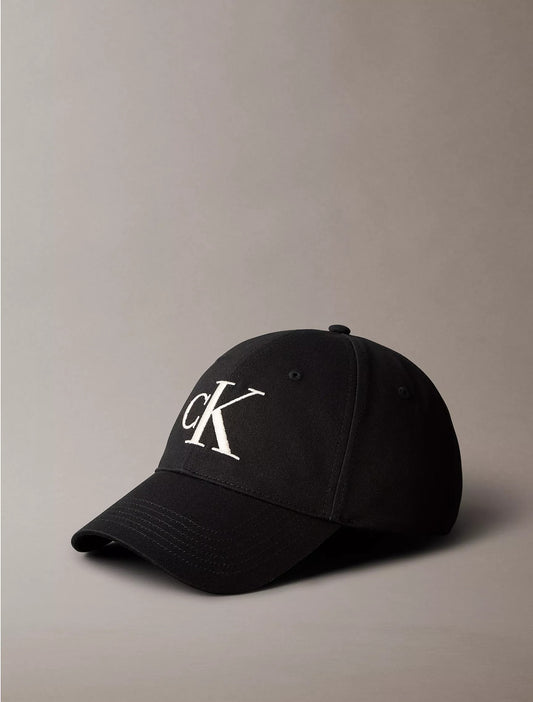 Gorra con logo bordado grande