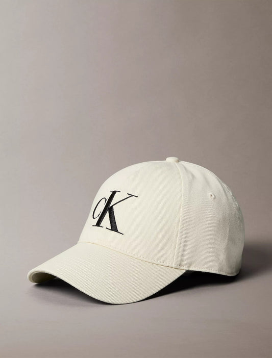 Gorra con logo bordado grande