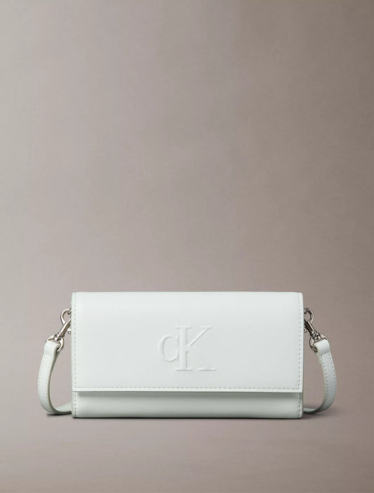 Cartera pequeña con logo en relieve