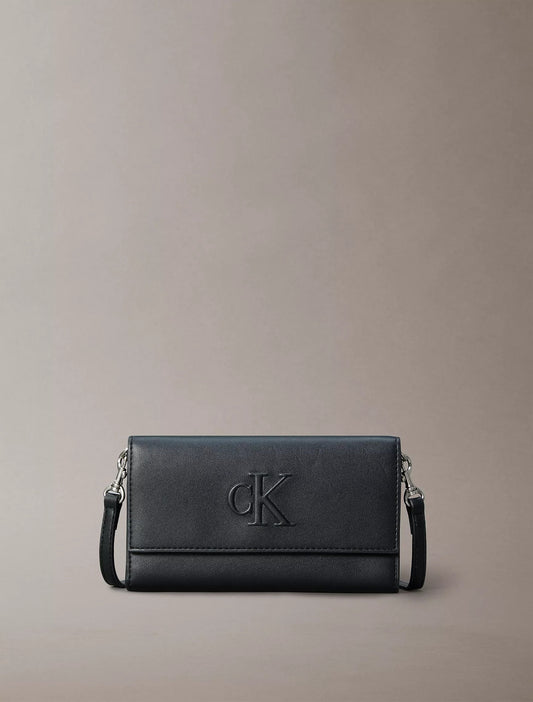 Cartera pequeña con logo en relieve