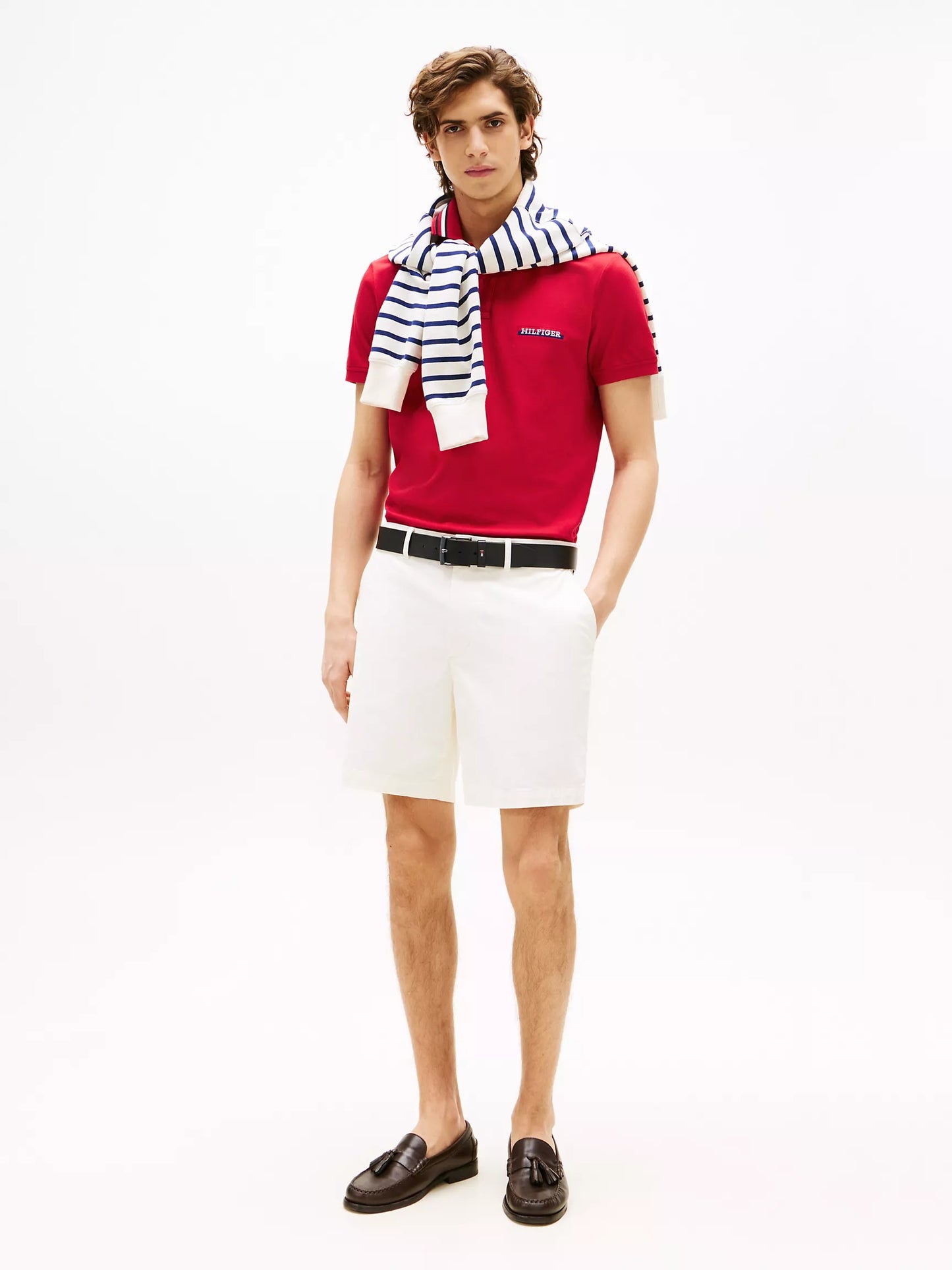 Chemise regular con cuello ribeteado y logo bordado