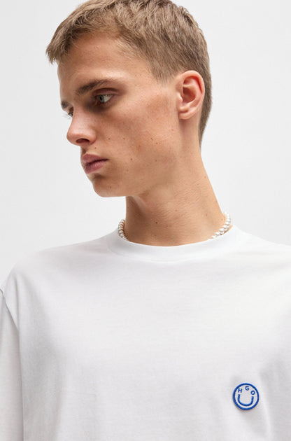 Franela cuello redondo con logo en parche