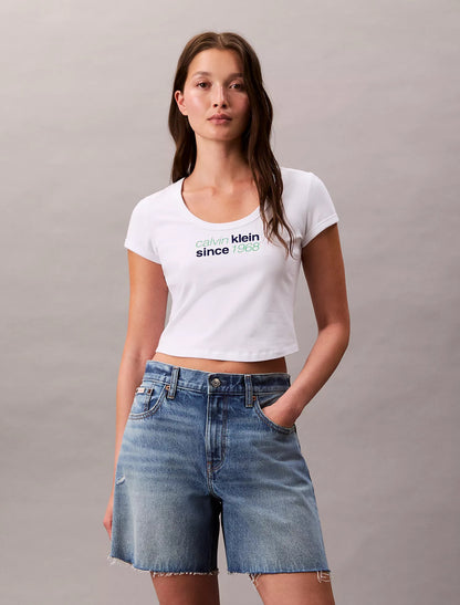 Franela ajustada y corta con estampado central