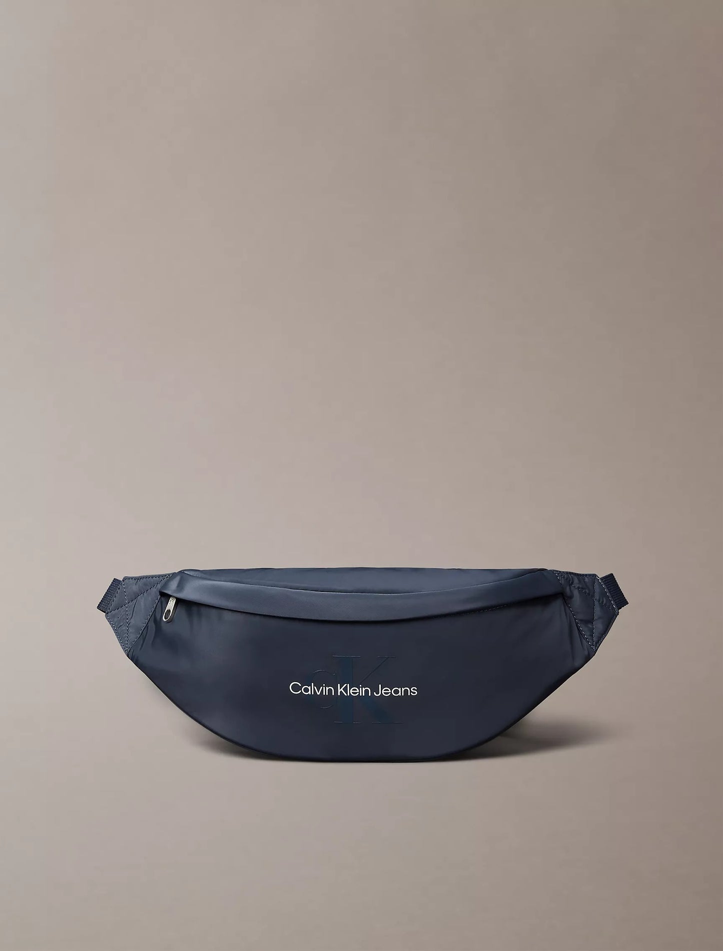 Bolso tipo koala estilo deportivo con logo