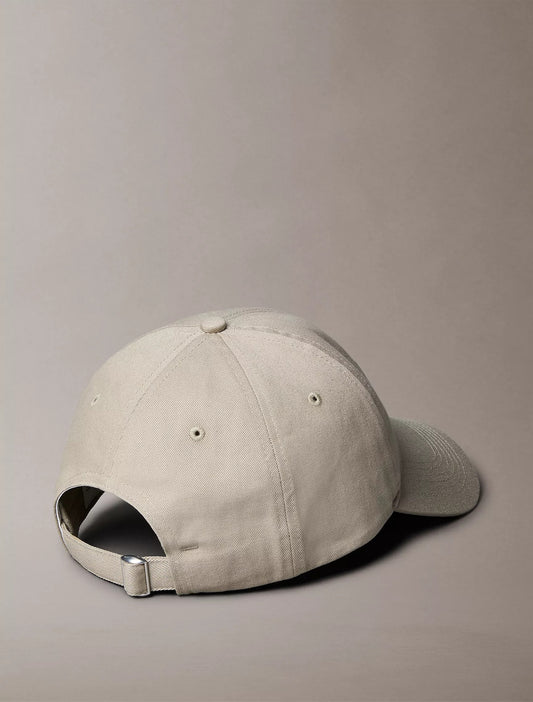 Gorra con logo bordado grande