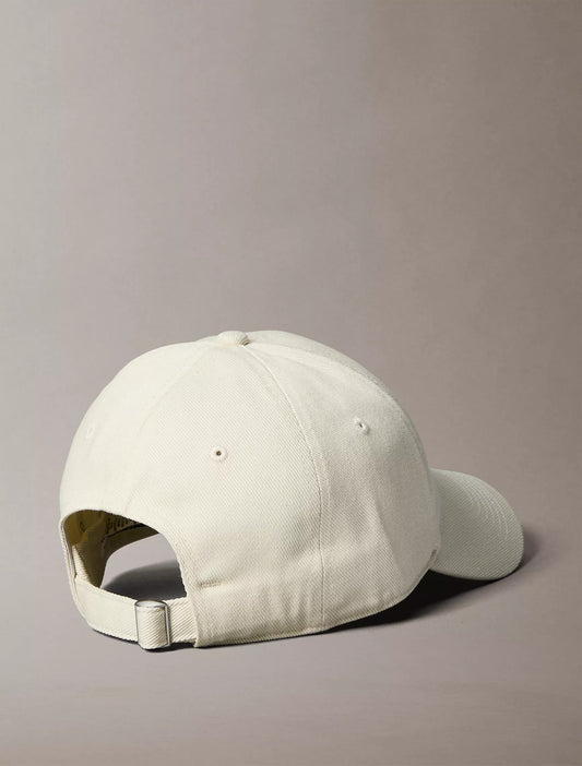 Gorra con logo bordado grande