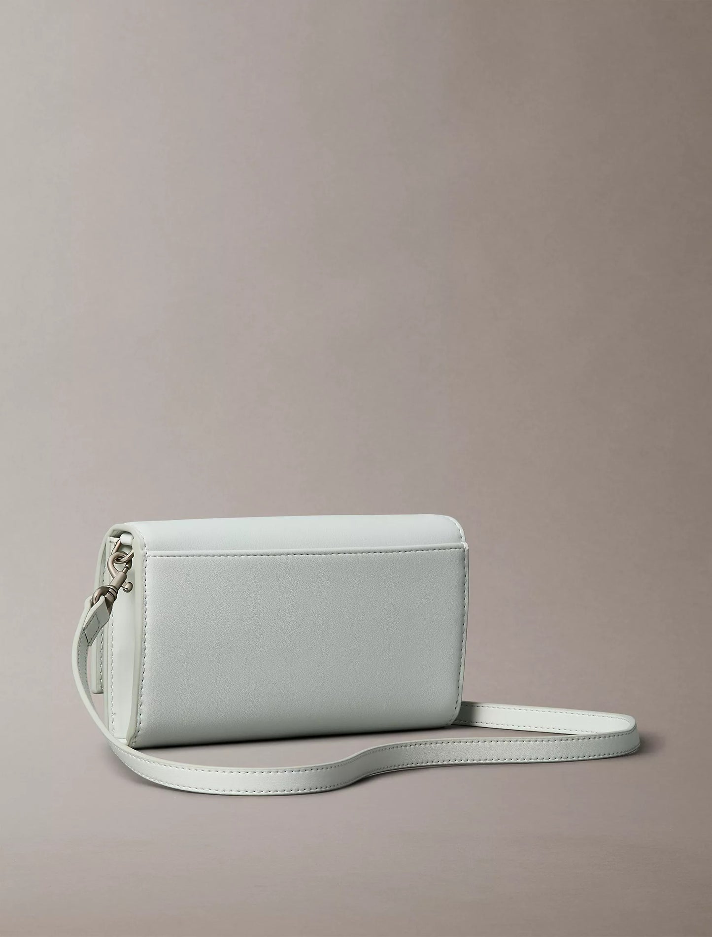 Cartera pequeña con logo en relieve