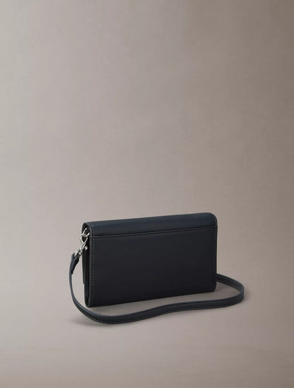 Cartera pequeña con logo en relieve