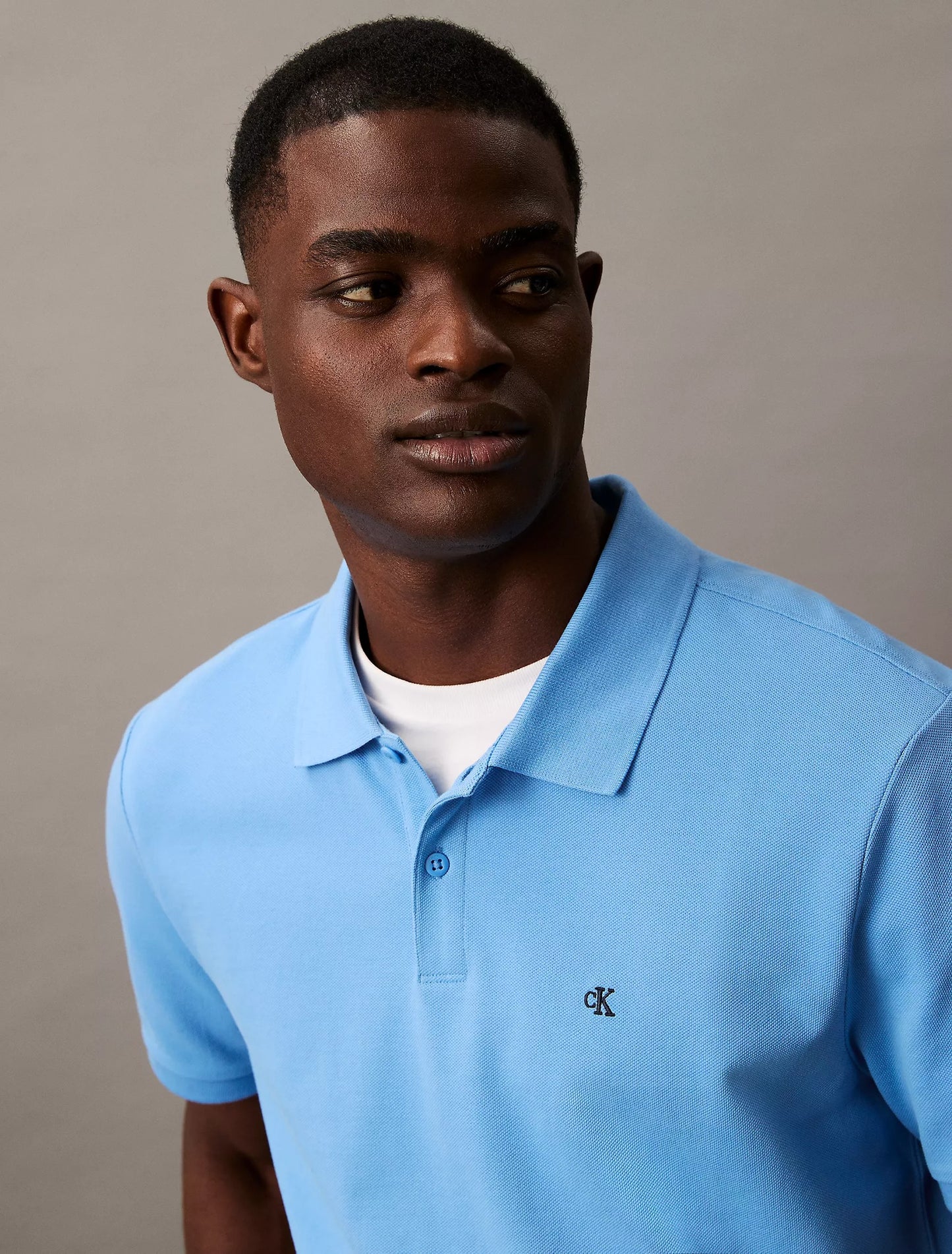 Chemise unicolor con logo