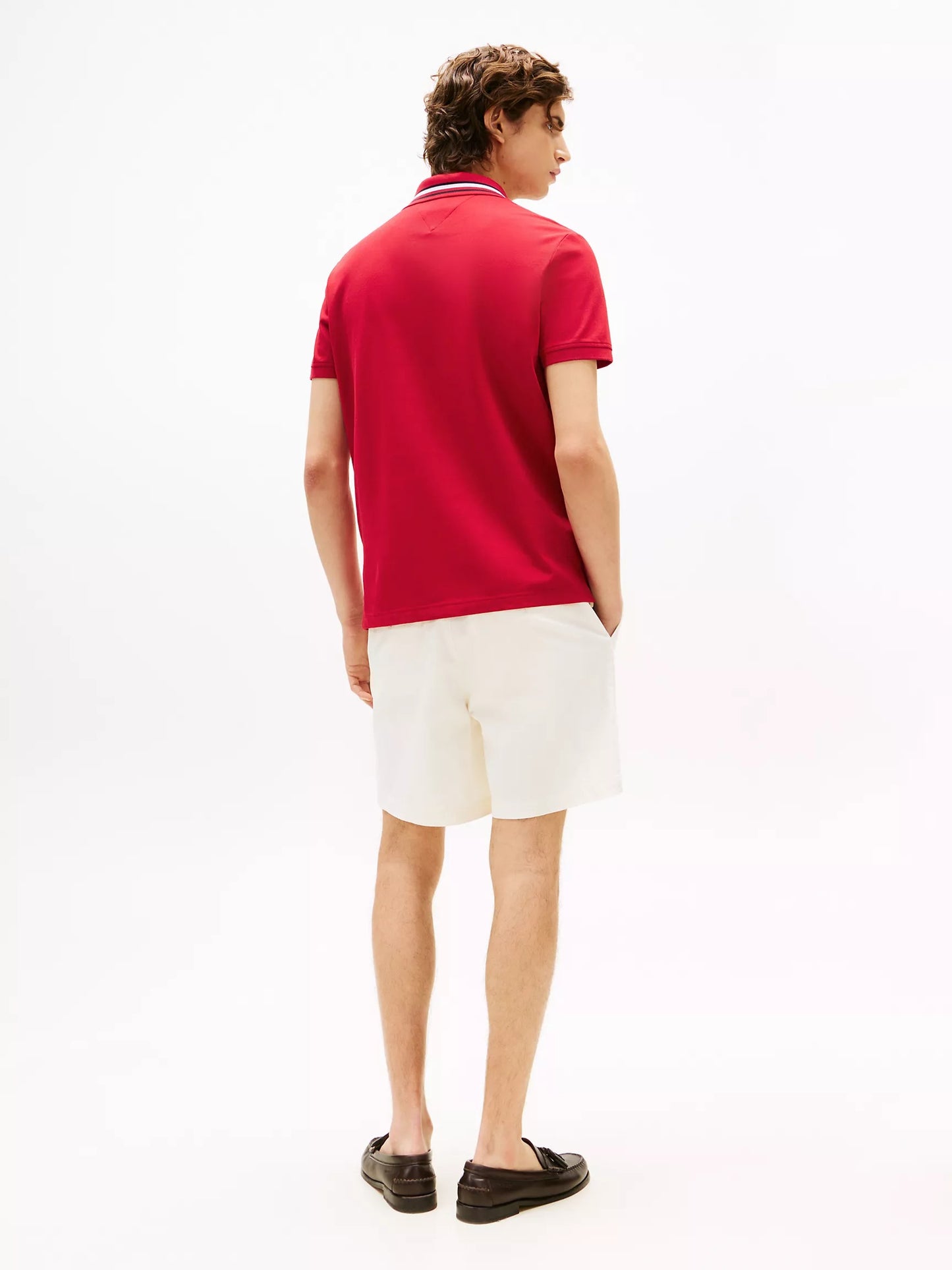 Chemise regular con cuello ribeteado y logo bordado