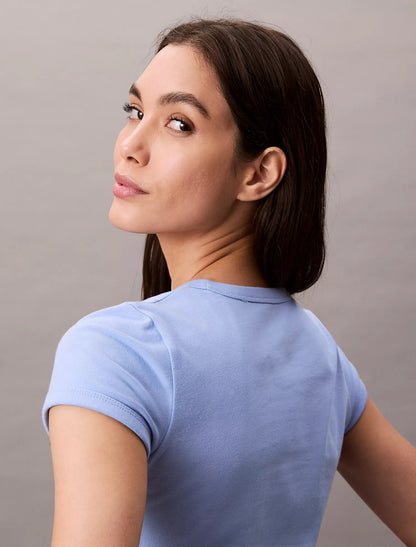 Franela ajustada y corta con estampado central