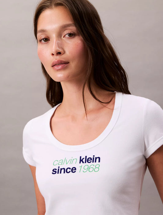 Franela ajustada y corta con estampado central