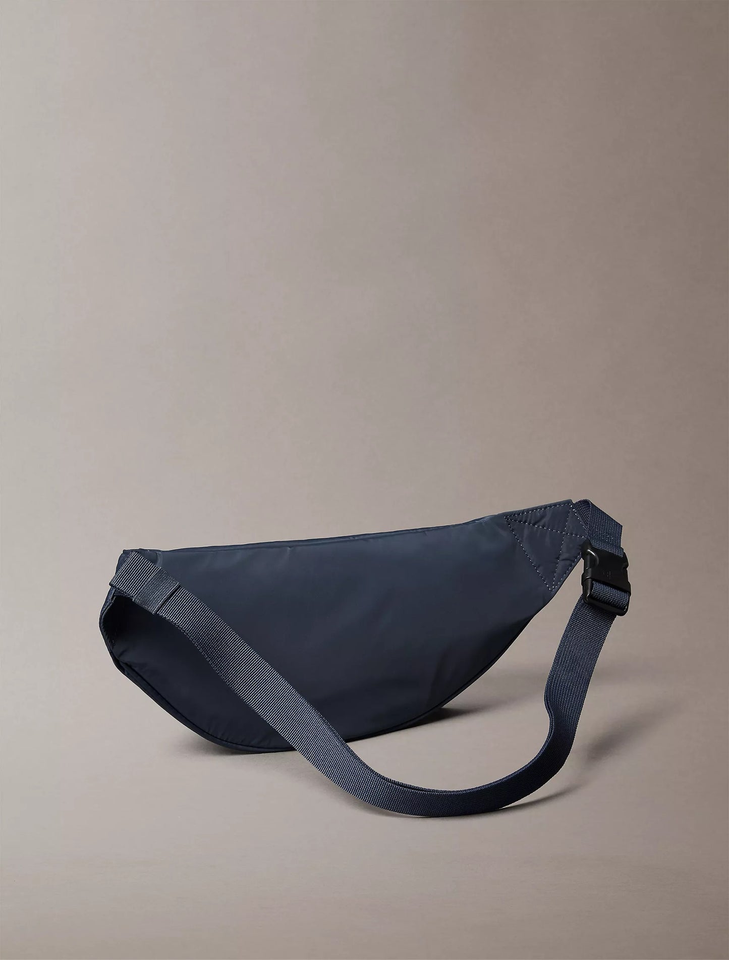 Bolso tipo koala estilo deportivo con logo