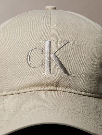 Gorra con logo bordado grande