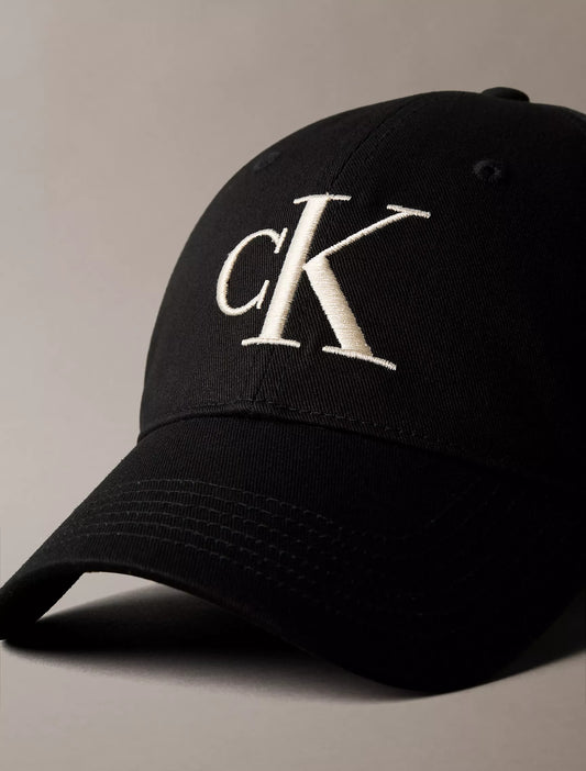 Gorra con logo bordado grande