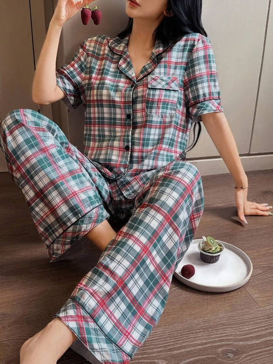 Pijama con camisa de manga corta de cuello y pantalones con de cuadros