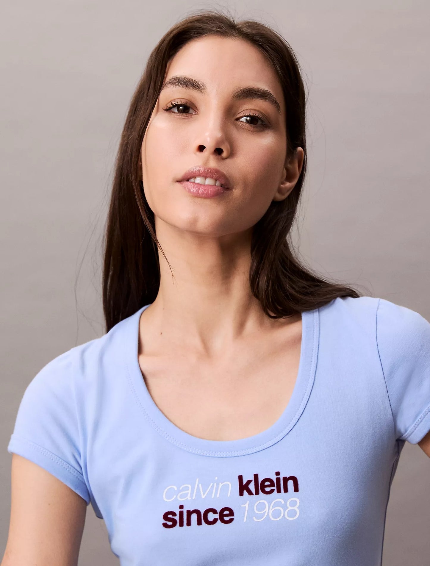 Franela ajustada y corta con estampado central