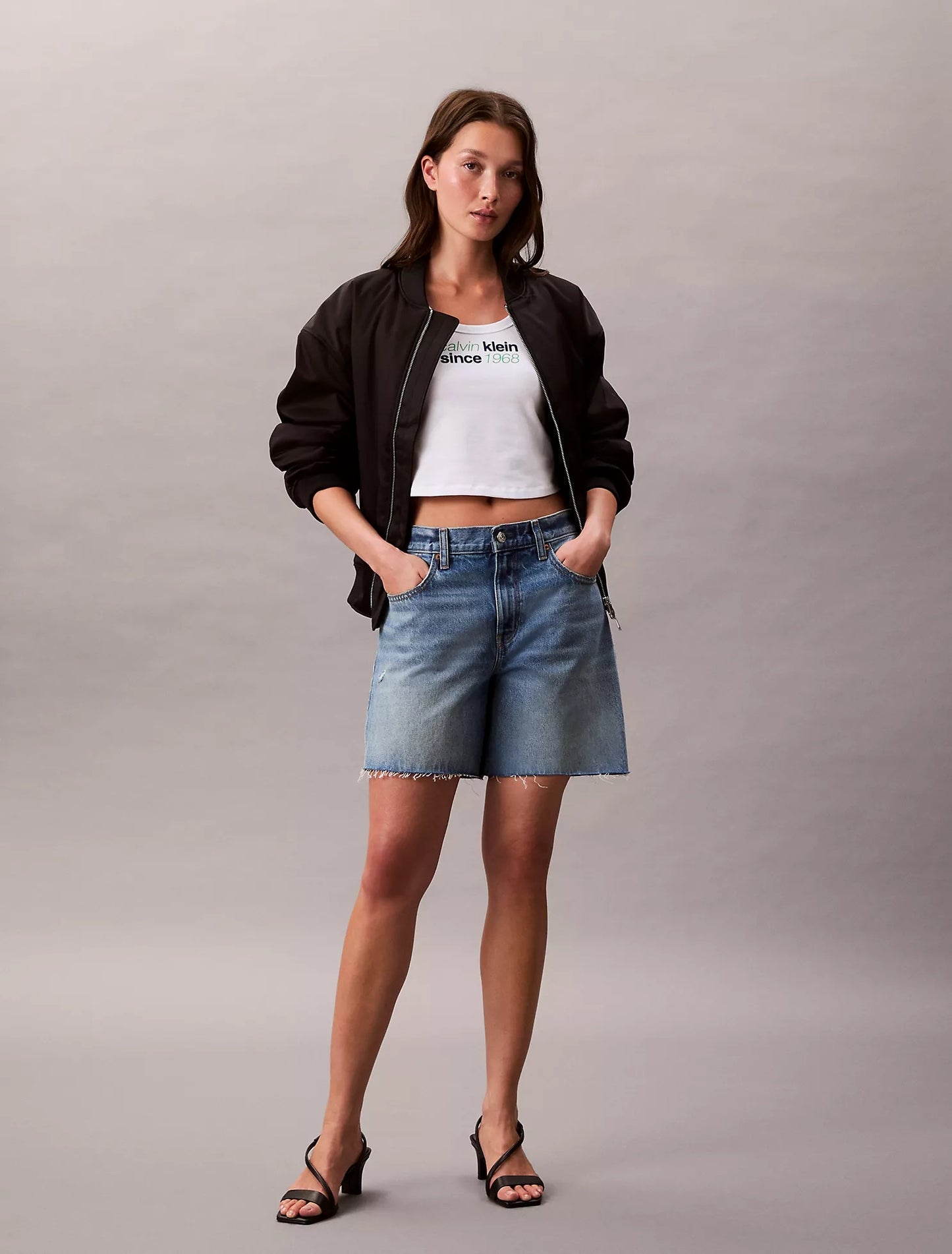 Franela ajustada y corta con estampado central