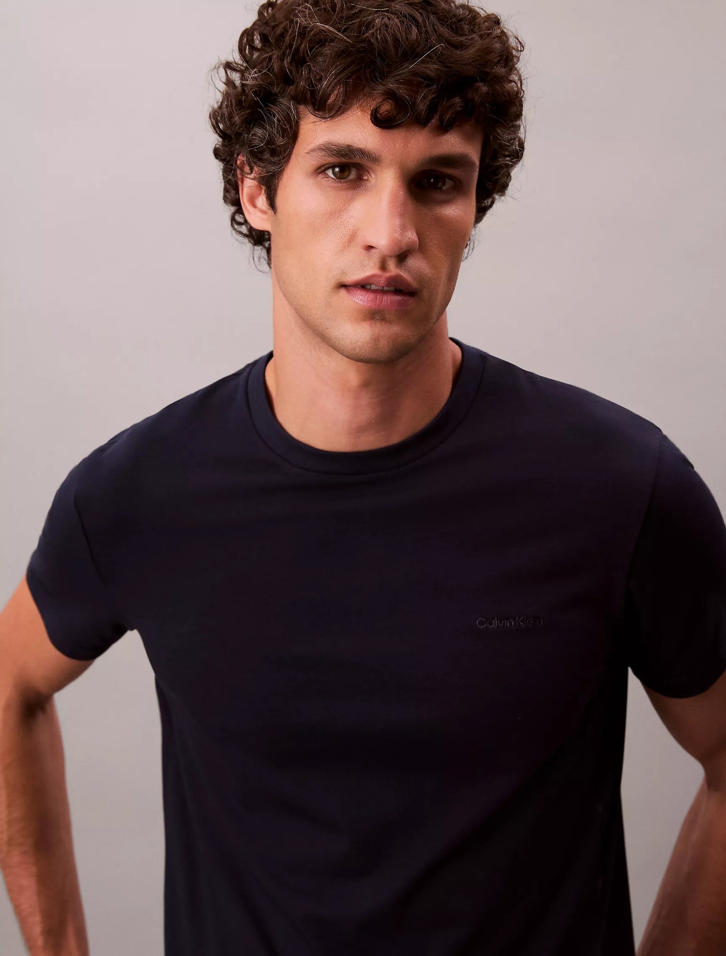 Franela ajustada unicolor con logo