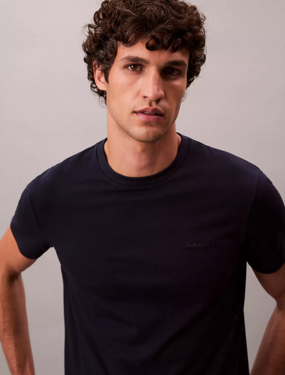 Franela ajustada unicolor con logo