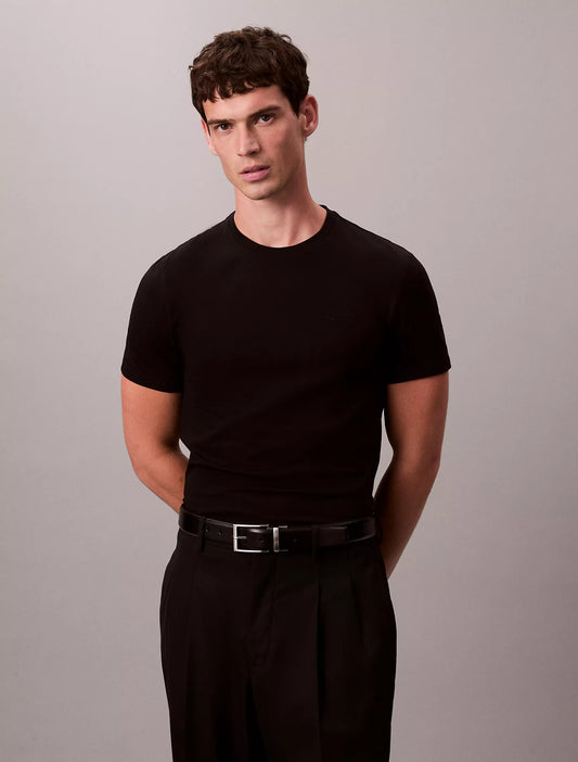 Franela ajustada unicolor con logo