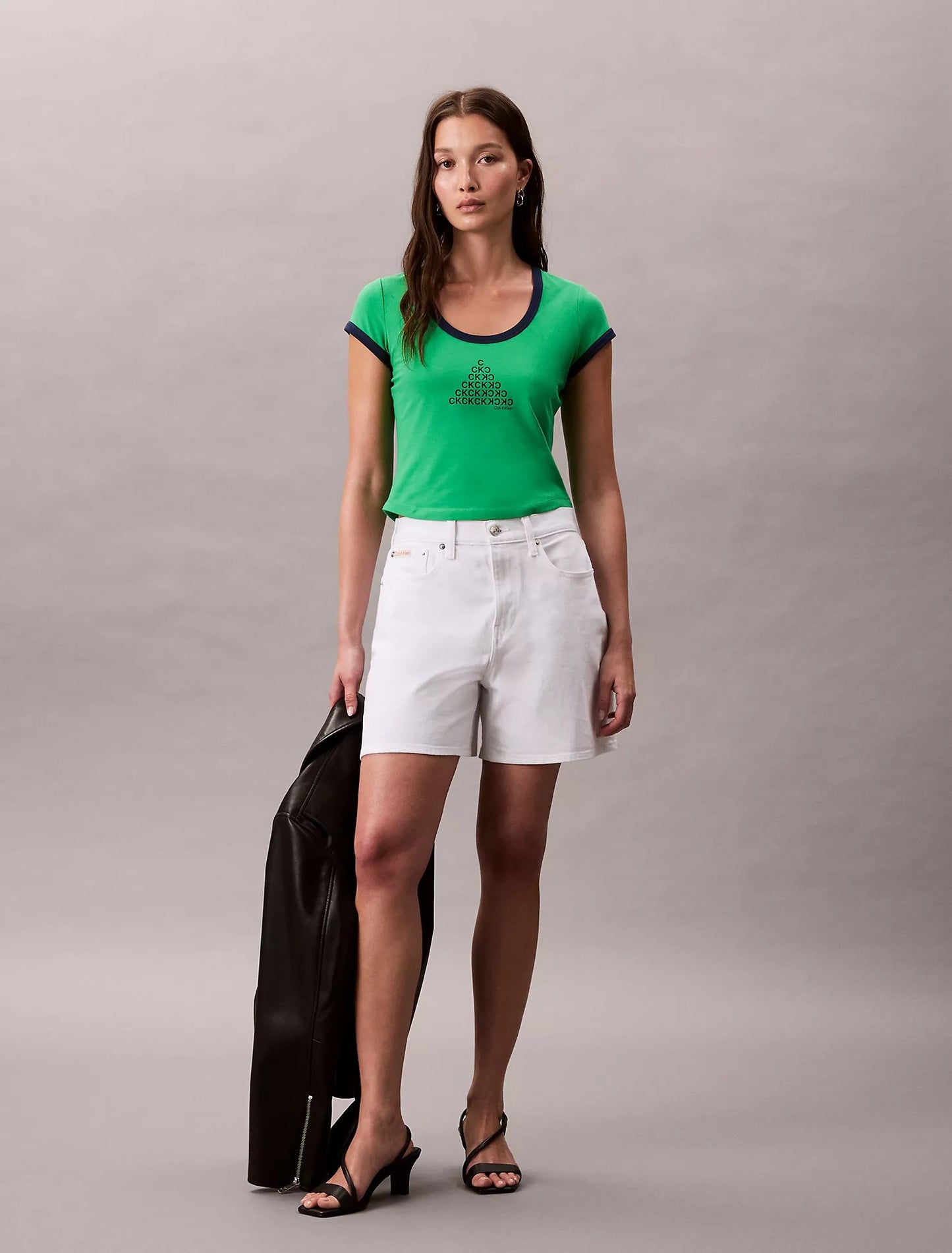 Franela ajustada y corta con estampado central